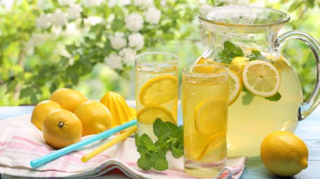 Bantu Program Turunkan Berat Badan, Begini Cara Bikin Air Infus Lemon