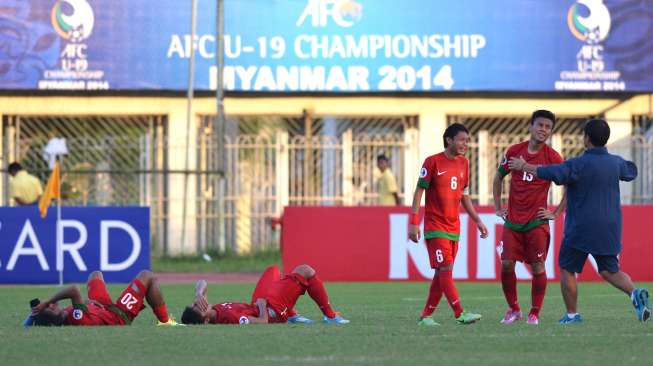 Pelatih Timnas U-19 Indonesia, Indra Sjafri (kanan), coba menyemangati para pemainnya, usai kekalahan 0-1 dalam laga Grup B Piala Asia U-19 melawan Australia, di Yangon, Myanmar, Minggu (12/10/2014). [Antara/Andika Wahyu]