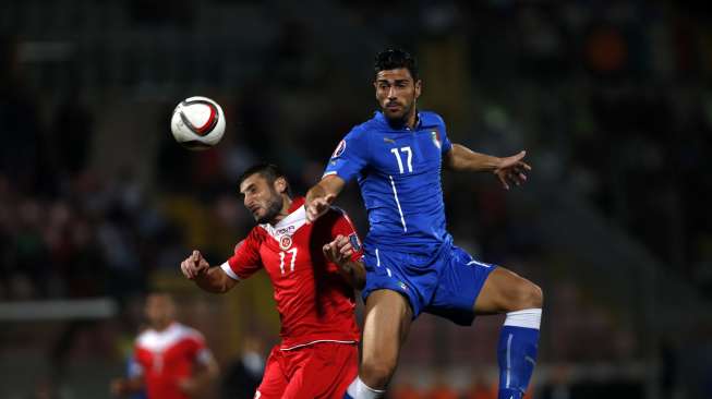 Pemain Italia Graziano Pelle (kanan) berebut bola dengan pemain Malta Ryan Camilleri [Reuters/Darrin Zammit Lupi]