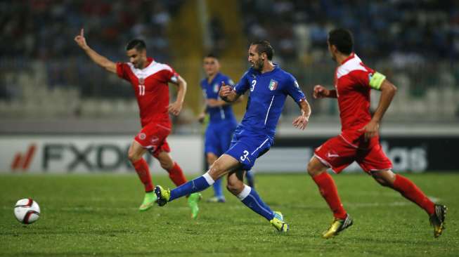 Dua pemain Malta mencoba menghentikan laju pemain Italia Giorgio Chiellini (tengah) [Reuters/Darrin Zammit Lupi]