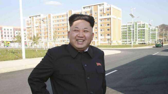 Pemimpin Korea Utara, Kim Jong Un di gedung baru penelitian Wisong Residential District di Pyongyang, Korea Utarat, Selasa (14/9). [Reuters/KCNA]