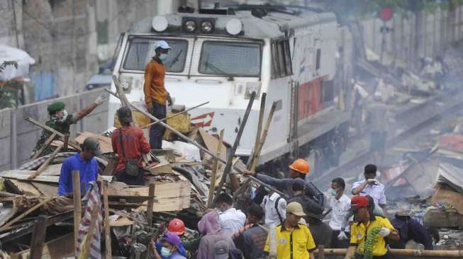 Petugas gabungan dari TNI, Satpol PP dan Keamanan PT KAI melakukan pembongkaran bangunan liar di Bantaran rel Kawasan Johar Baru Jakarta, Selasa (14/10). [Antara/Wahyu Putro A]