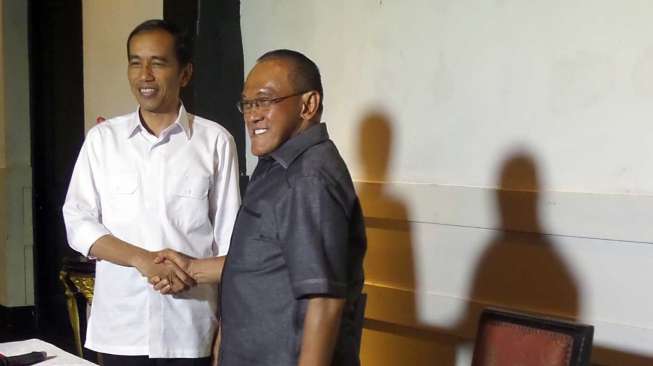 Presiden terpilih Joko Widodo (Jokowi) dan Ketua Umum Partai Golkar Aburizal Bakrie (Ical) mengadakan pertemuan di Galeri Seni Kunstkring, Menteng, Jakarta, Selasa (14/10). [suara.com/Bagus Santosa]