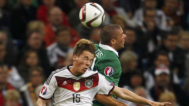 Pemain Jerman Durm (depan) berebut bola dengan pemain Irlandia [Reuters/Ina Fassbender]