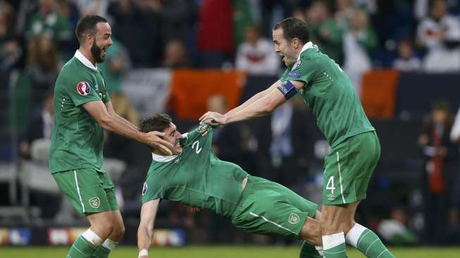 Kapten Irlandia John O'Shea(kanan) rayakan golnya ke gawang Jerman [Reuters/Wolfgang Rattay]