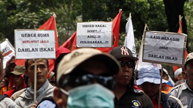 Ratusan buruh outsourcing BUMN berunjuk rasa di depan kantor Kementrian BUMN Jakarta, Selasa (15/10). Mereka menuntut  untuk segera mengangkat pekerja outsourcing Perusahan BUMN menjadi pekerja tetap tanpa syarat. [suara.com/Kurniawan Mas'ud]