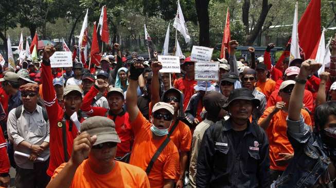 Ratusan buruh outsourcing BUMN berunjuk rasa di depan kantor Kementrian BUMN Jakarta, Selasa (15/10). [suara.com/Kurniawan Mas'ud]