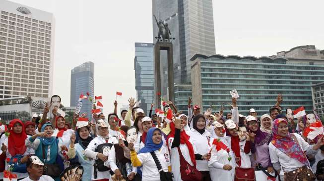 Puluhan relawan Presiden terpilih Jokowi-Jusuf Kalla melakukan aksi simpatik di bundaran HI Jakarta, Selasa (15/10). [suara.com/Kurniawan Mas'ud]