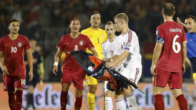 Pesawat tanpa awak membawa bendera peta Kosovo terbang di atas lapangan saat Serbia menghadapi Albania di fase kualifikasi Piala Eropa 2016 di FK Partizan stadium, Belgrade, Selasa (14/10). [Reuters/Marko Djurica] 