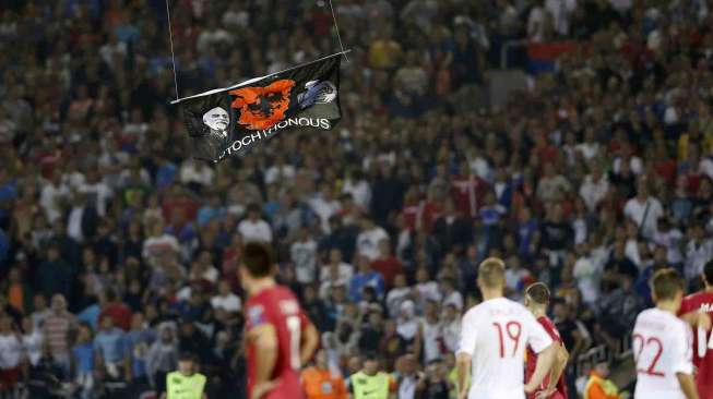 Pesawat tanpa awak membawa bendera peta Kosovo terbang di atas lapangan saat Serbia menghadapi Albania di fase kualifikasi Piala Eropa 2016 di FK Partizan stadium, Belgrade, Selasa (14/10). [Reuters/Marko Djurica] 