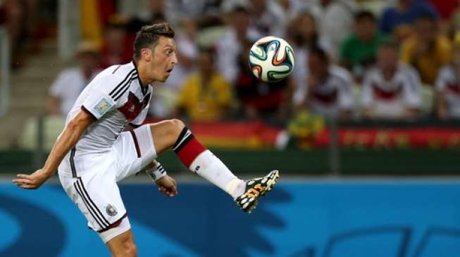 Mesut Ozil Ingin Segera Kembali Membela Arsenal