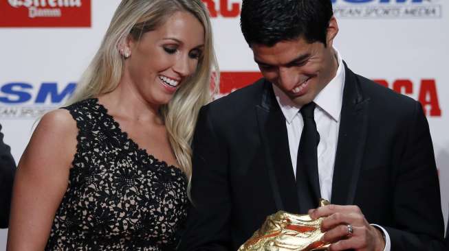 Luis Suarez bersama istrinya Sofia Balbi dalam acara penghargaan sepatu emas [Reuters/Albert Gea]