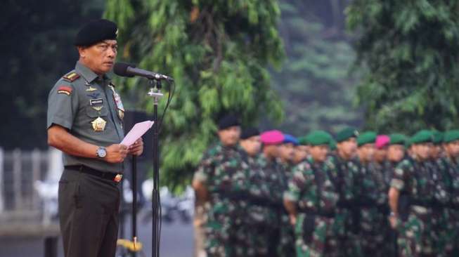 Sebanyak 24000 pasukan dari TNI dan Polri mengikuti apel di Senayan, Jakarta Selatan, Kamis (16/10). Apel gabungan ini dalam rangka persiapan pengamanan jelang upacara pelantikan presiden dan wakil presiden pada 20 Oktober mendatang. [Puspen Mabes TNI]