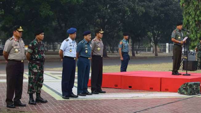 Sebanyak 24000 pasukan dari TNI dan Polri mengikuti apel di Senayan, Jakarta Selatan, Kamis (16/10). Apel gabungan ini dalam rangka persiapan pengamanan jelang upacara pelantikan presiden dan wakil presiden pada 20 Oktober mendatang. [Puspen Mabes TNI]