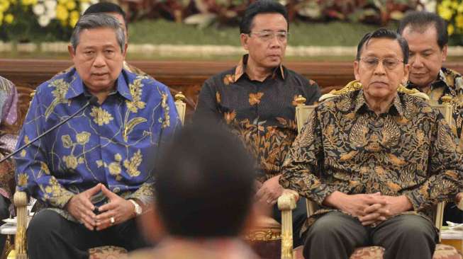 Presiden Susilo Bambang Yudhoyono (kiri) dan Wapres Boediono (kanan) melakukan pertemuan dengan para pimpinan parlemen di Istana Negara, Jakarta, Rabu (15/10). [Antara/Widodo S. Jusuf]