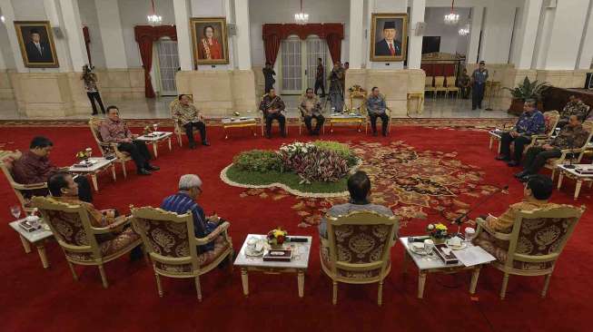 Presiden Susilo Bambang Yudhoyono (kiri) dan Wapres Boediono (kanan) melakukan pertemuan dengan para pimpinan parlemen di Istana Negara, Jakarta, Rabu (15/10). [Antara/Widodo S. Jusuf]