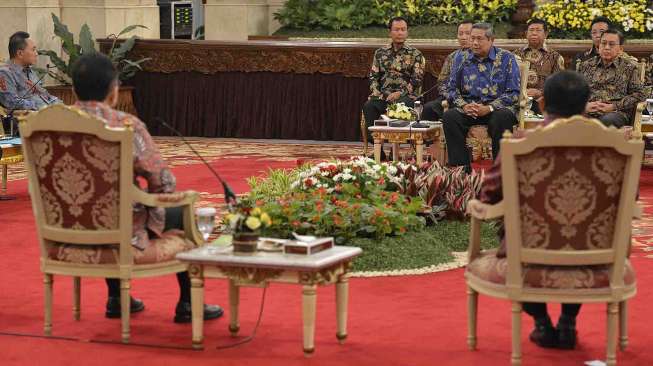 Presiden Susilo Bambang Yudhoyono (kiri) dan Wapres Boediono (kanan) melakukan pertemuan dengan para pimpinan parlemen di Istana Negara, Jakarta, Rabu (15/10). [Antara/Widodo S. Jusuf]