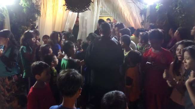 Warga Antusias Menantikan Raffi Keluar Rumah Nagita