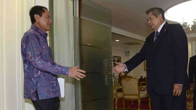 Presiden Susilo Bambang Yudhoyono menerima laporan dari Panitia Seleksi (Pansel) Calon Pimpinan KPK di kantor Presiden, Jakarta, Kamis (16/10).  [Antara/Prasetyo Utomo]