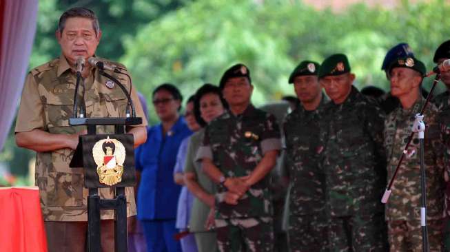 Perpisahan Presiden Susilo Bambang Yudhoyono dengan ribuan prajurit TNI/Polri di Lapangan Sapta Marga, Komplek Akmil Magelang, Jateng, Jumat (17/10). [Antara/Anis Efizudin]