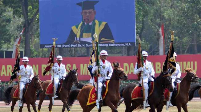 Perpisahan Presiden Susilo Bambang Yudhoyono dengan ribuan prajurit TNI/Polri di Lapangan Sapta Marga, Komplek Akmil Magelang, Jateng, Jumat (17/10). [Antara/Anis Efizudin]