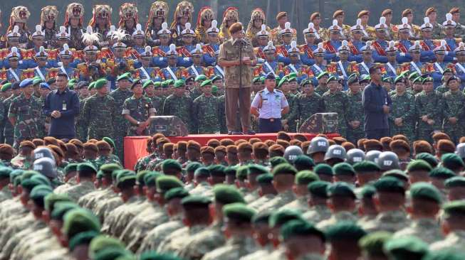 Perpisahan Presiden Susilo Bambang Yudhoyono dengan ribuan prajurit TNI/Polri di Lapangan Sapta Marga, Komplek Akmil Magelang, Jateng, Jumat (17/10). [Antara/Anis Efizudin]