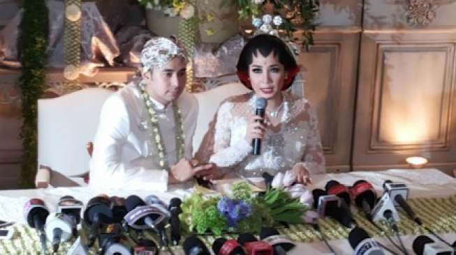 Raffi Ahmad dan Nagita Slavina resmi menikah, Jumat (17/10/2010). [Suara.com/Yazir]