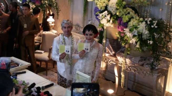 Raffi Ahmad dan Nagita Slavina resmi menikah, Jumat (17/10/2014). [Suara.com/Yazir]