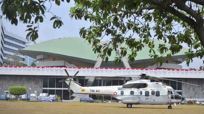 TNI - Polri mensiagakan 24.815 personel untuk mengamankan prosesi pengucapan sumpah jabatan serta pelantikan Presiden dan Wapres terpilih masa bakti 2014-2019 Joko Widodo - Jusuf Kalla yang akan dilaksanakan pada Senin (20/10). [Antara/Yudhi Mahatma]