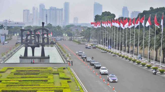 Pasukan Pengamanan Presiden melakukan simulasi pengawalan VVIP jelang pelantikan Presiden dan Wakil Presiden di Gedung Nusantara I, Parlemen Senayan, Jakarta, Sabtu (18/10). [Antara/Yudhi Mahatma]