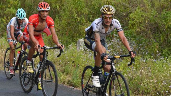 Etape ketiga \"International Tour De Banyuwangi Ijen\" (ITdBI), di Perkebunan Licin, Banyuwangi, Jawa Timur, Sabtu (18/10). [Antara/Seno]