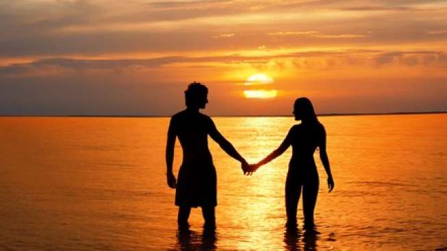 Ilustrasi lelaki dan perempuan/pasangan di pantai. Shutterstock