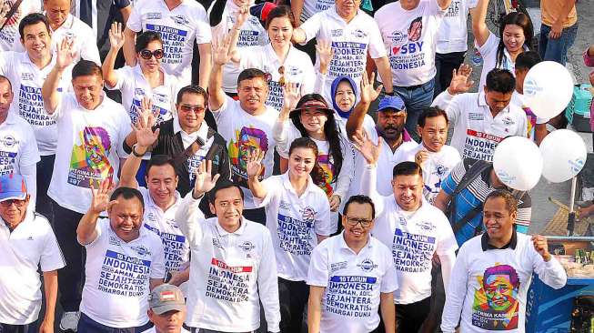 Pengurus DPP Partai Demokrat serta anggota Dewan dari seluruh Fraksi Demokrat bersama masyarakat melakukan kegiatan jalan sehat " Terima Kasih SBY " di Kawasan Jl M.H Thamrin, Jakarta Minggu (19/10). [Antara/Bayu]