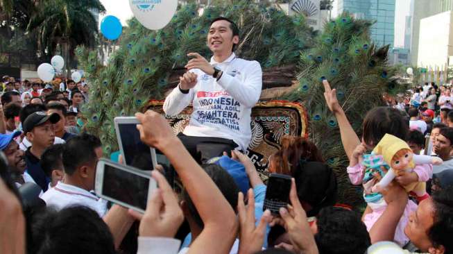 Pengurus DPP Partai Demokrat serta anggota Dewan dari seluruh Fraksi Demokrat bersama masyarakat melakukan kegiatan jalan sehat " Terima Kasih SBY " di Kawasan Jl M.H Thamrin, Jakarta Minggu (19/10). [Antara/Bayu]