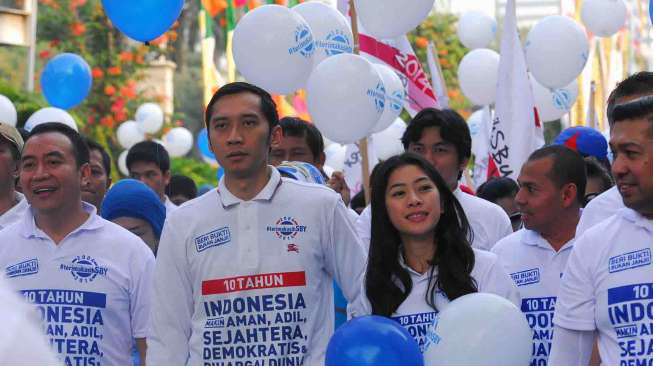 Pengurus DPP Partai Demokrat serta anggota Dewan dari seluruh Fraksi Demokrat bersama masyarakat melakukan kegiatan jalan sehat " Terima Kasih SBY " di Kawasan Jl M.H Thamrin, Jakarta Minggu (19/10). [Antara/Bayu]