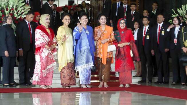 Ani Yudhoyono berfoto bersama dengan Iriana Jokowi Widodo, Mufida Kalla, Herwaty Boediono sebelum mengikuti pelantikan presiden dan wakil presiden terpilih Jokowi-JK, di gedung MPR/DPR, Jakarta, Senin (20/10). 