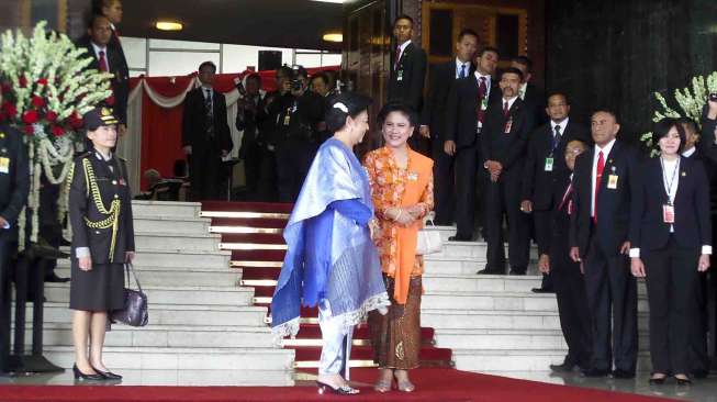 Ani Yudhoyono berfoto bersama dengan Iriana Jokowi Widodo, Mufida Kalla, Herwaty Boediono sebelum mengikuti pelantikan presiden dan wakil presiden terpilih Jokowi-JK, di gedung MPR/DPR, Jakarta, Senin (20/10). 