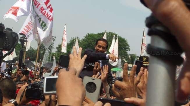 Jokowi-JK Copot Jas dan Naik Delman di Bundaran HI