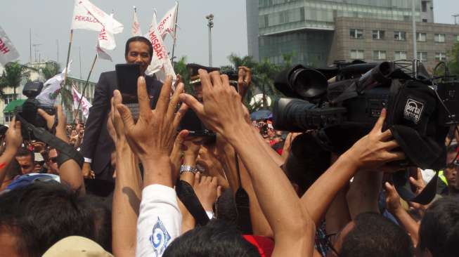 Warga Antusias Melihat Iring-iringan Presiden