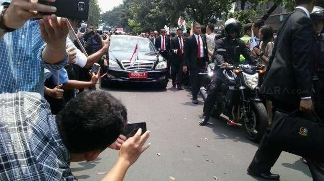 Mobil Jokowi Dihadang Massa Aksi, 5 Orang Pingsan akibat Bentrok