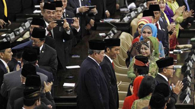 Joko Widodo dan Jusuf Kalla hari ini resmi menjadi Presiden dan Wakil Presiden Republik Indonesia periode 2014-2019 dalam sidang MPR yang di gelar hari ini di Jakarta, Senin (20/10). 