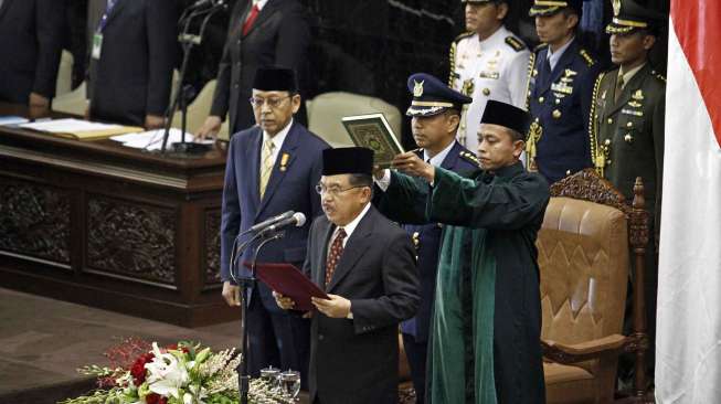 Joko Widodo dan Jusuf Kalla hari ini resmi menjadi Presiden dan Wakil Presiden Republik Indonesia periode 2014-2019 dalam sidang MPR yang di gelar hari ini di Jakarta, Senin (20/10). 