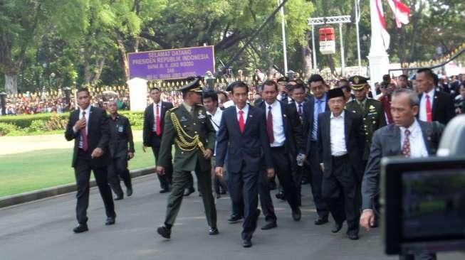 Jokowi dan JK Jalan Kaki Masuk Istana Merdeka