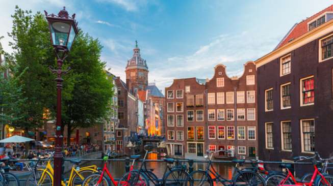 Keindahan kota Amsterdam dengan bangunan tua dan kanalnya (shutterstock)