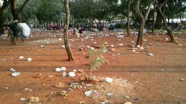 Usai Kirab Jokowi-JK, Sampah Bertebaran di Monas