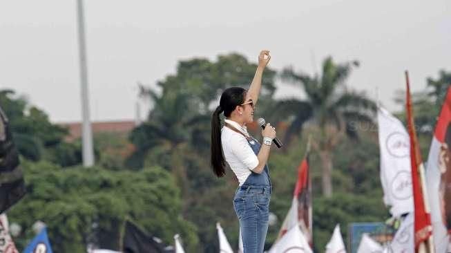 Penyanyi pop Syahrini tampil menghibur ribuan warga dalam konser Salam 3 Jari yang membanjiri syukuran pesta rakyat di Silang Monas Jakarta, Senin (20/10). 