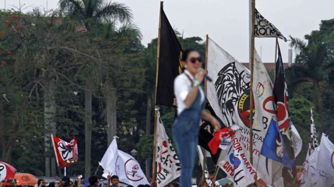 Penyanyi pop Syahrini tampil menghibur ribuan warga dalam konser Salam 3 Jari yang membanjiri syukuran pesta rakyat di Silang Monas Jakarta, Senin (20/10). 