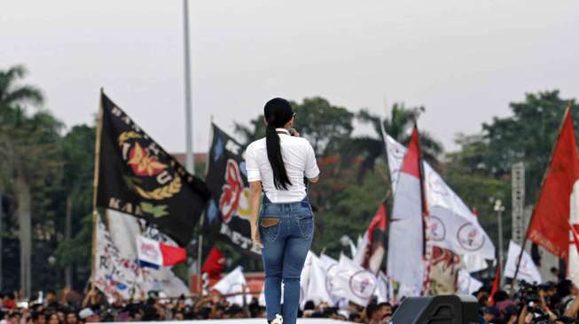 Penyanyi pop Syahrini tampil menghibur ribuan warga dalam konser Salam 3 Jari yang membanjiri syukuran pesta rakyat di Silang Monas Jakarta, Senin (20/10). 