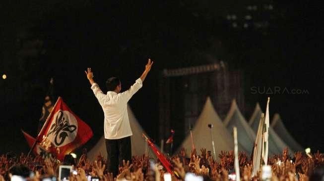 Ribuan warga menghadiri acara pesta rakyat bersama Presiden Jokowi di silang Monas Jakarta, Senin (20/10). [suara.com/Kurniawan Mas'ud]