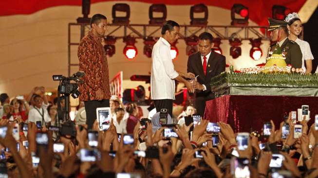 Ribuan warga menghadiri acara pesta rakyat bersama Presiden Jokowi di silang Monas Jakarta, Senin (20/10). [suara.com/Kurniawan Mas'ud]